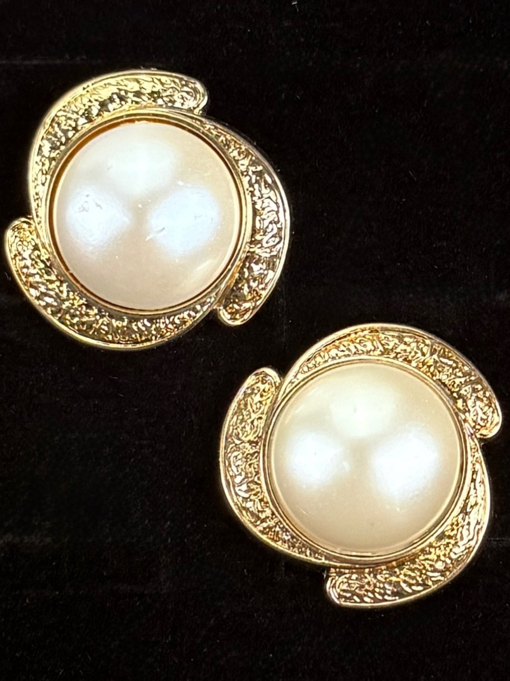 Antique style goldish brasstone, faux pearl clip on earrings